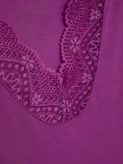 Top aus Modal mit zarter Spitze