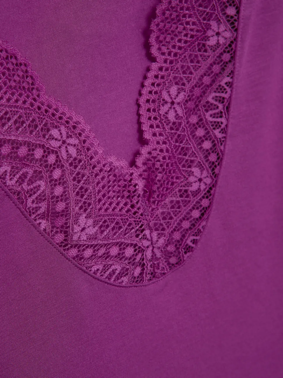 Top aus Modal mit zarter Spitze