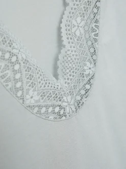 Top aus Modal mit zarter Spitze