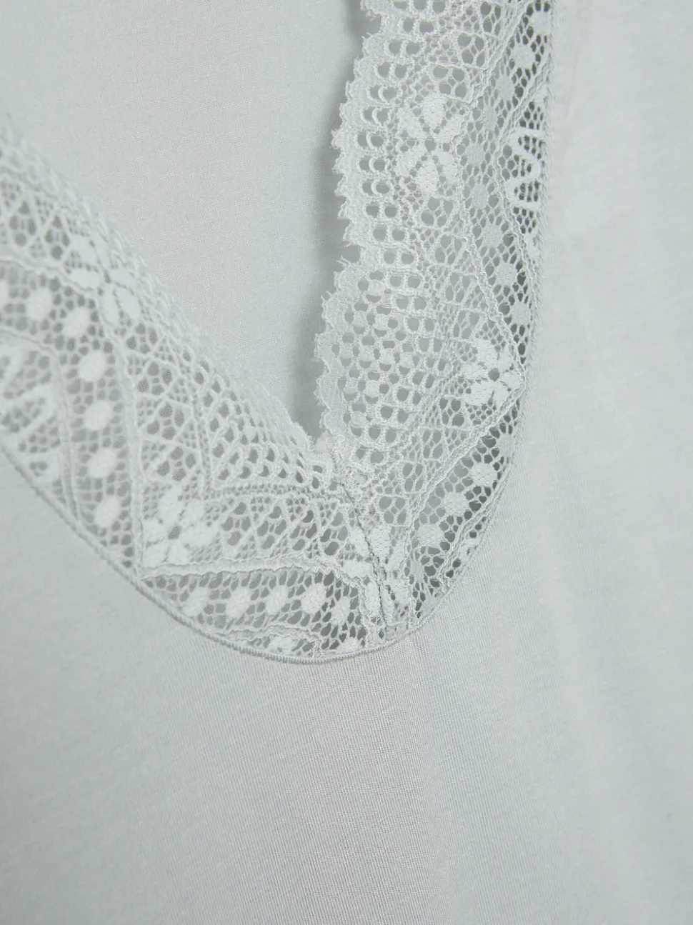 Top aus Modal mit zarter Spitze