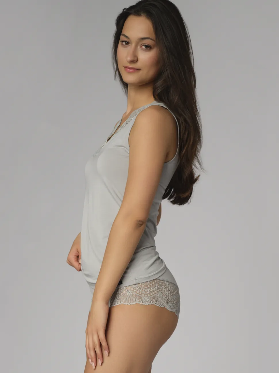 Top aus Modal mit zarter Spitze
